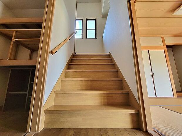 階段は通常の規格よりも横幅を広く作られています。