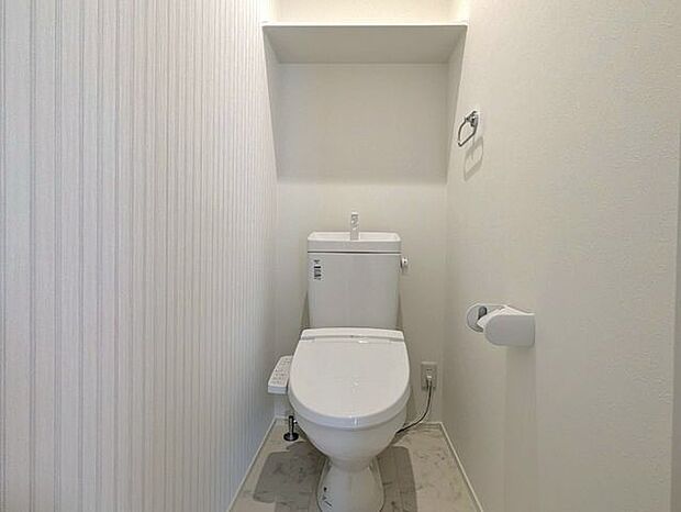 清潔感あふれるトイレ空間。シンプルなデザインと快適な使い勝手で、心地よいひとときを提供します。