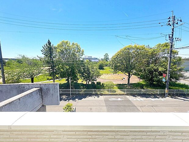 1号棟 窓の外に緑が広がるこの景色◎四季を感じる癒しのライフ♪