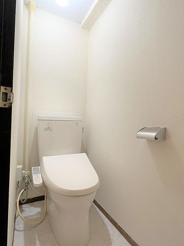 白色で清潔感のあるトイレ♪こちらもリフォーム済みです◎洗面所、トイレ、浴室が隣で、効率的に掃除ができるのがステキ◎
