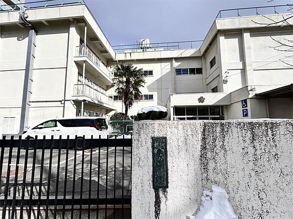 仙台市立東六番丁小学校（526m）