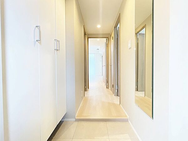 洗練された空間に迎えられ誇りと喜びを感じる玄関まわり。収納豊富な玄関でスッキリとお客様をお出迎え♪