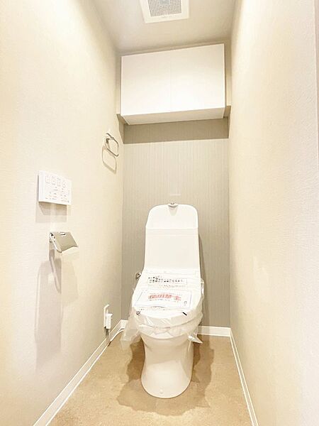 白を基調とした清潔感溢れるトイレ♪背面に棚を付けて、トイレットペーパーの収納スペースも◎