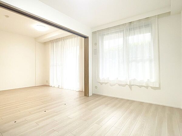 リビングから繋がる洋室は一部屋としても、開けて開放感を設けても良き◎使い勝手が自由自在♪
