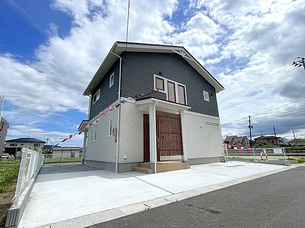 玄関まわりには目隠しを設け、プライバシーにも配慮◎落ち着いた雰囲気が住まいの表情を引き立てます♪