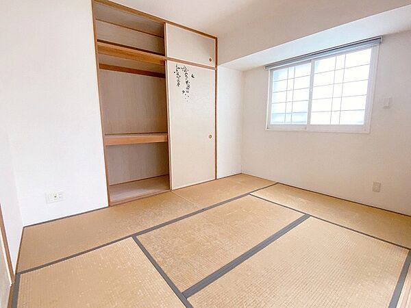 あたたかな雰囲気の和室。押入もあるので衣類や寝具をしまうのに便利。