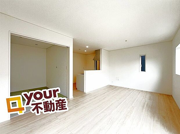 白い壁と木目のフローリングはナチュラルな家具にも合わせやすい♪