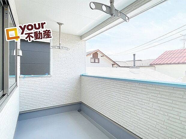 広々としたバルコニー。置き型の洗濯物干しも置けるゆとり◎
