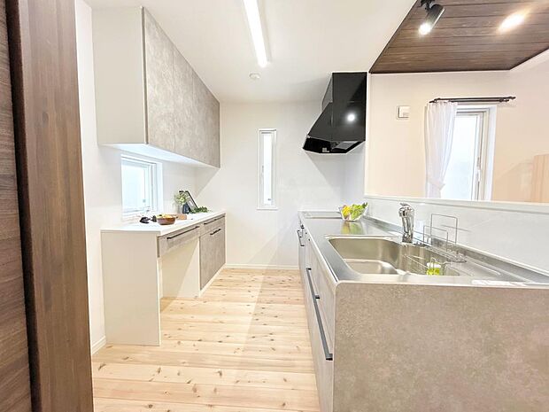 フラットでシンプルな造りのシステムキッチン♪シンク・作業スペースはリビングを見渡せる対面式、IH前は油跳ねや匂い予防の壁を設け、良い所だけを取り入れたキッチンです◎