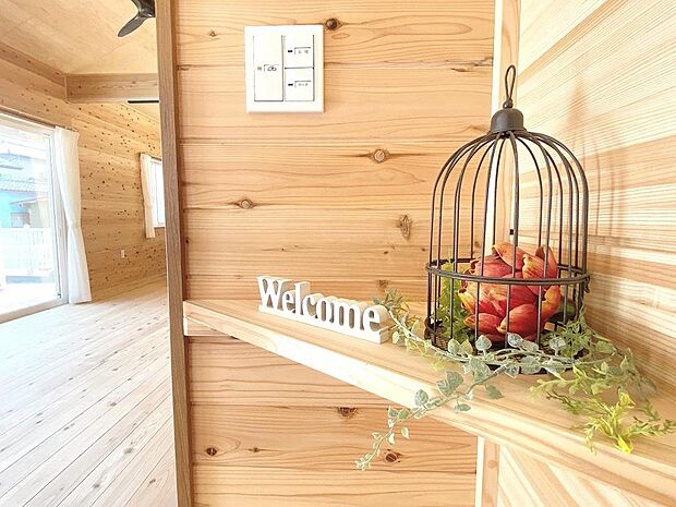 木目を活かした内装は、グリーンとの相性も◎フォーカルポイントを作っておしゃれなウェルカムスペースに♪（B棟ひびき）