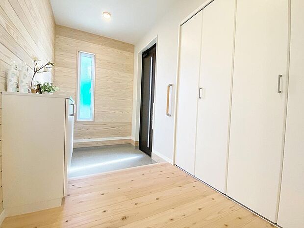 広々とした玄関は、大人が並んでも出入りがしやすく、お出かけも軽快♪（A棟ひらや）