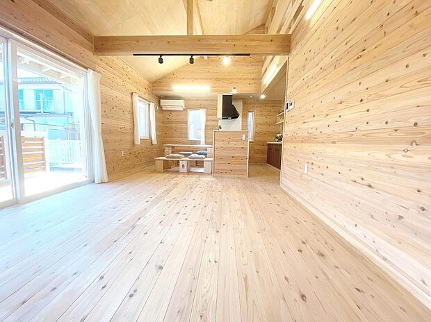 無駄な柱を減らし、広々と開放的な住空間を創出◎その心地良さはずっと居たくなるほど♪（B棟ひびき）