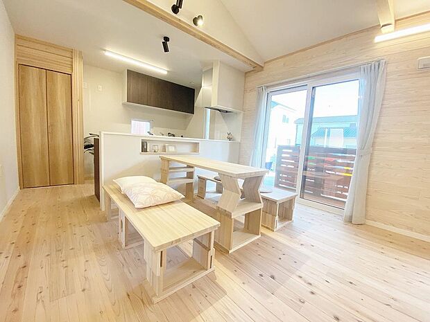 ダイニングセットを配置してもゆとりある広さ◎家族がみんなそれぞれに寛げるよう、各お部屋を広く設計しました♪（A棟ひらや）