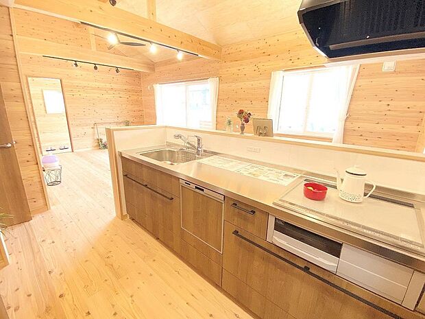 対面式カウンターキッチンは、視界が広がるオープン型♪（B棟ひびき）