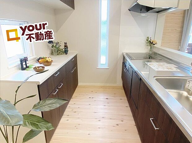 キッチンは使い勝手の良さを高めてトータル設計♪背面に設置したカップボードでよりお料理もしやすく◎（A棟ひらや）