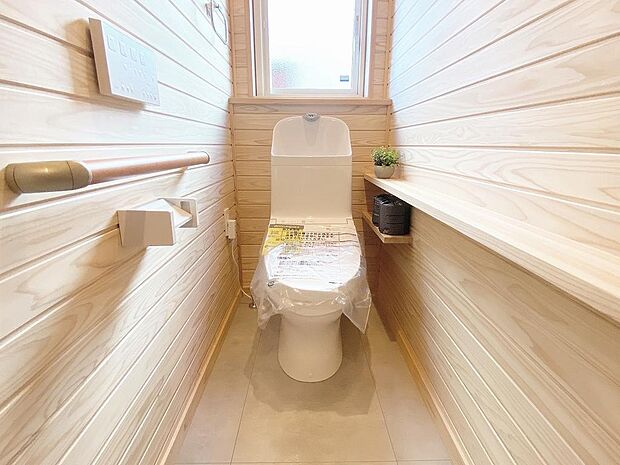 トイレ内もログハウス風♪24時間木のやさしさに包まれた暮らしを実現◎（B棟ひびき）