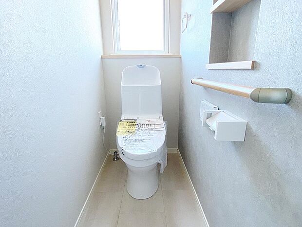 背面に小窓を付けたトイレは、日中電気無しでもこの明るさ◎（A棟ひらや）