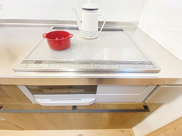 IHクッキングヒーターを採用◎火を使わないのでキッチン内部の温度が上がりにくく、快適に調理が出来ると人気♪（B棟ひびき）