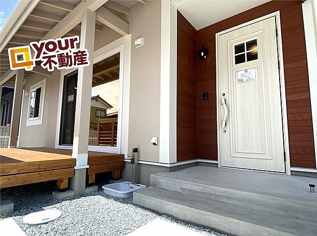 海外をイメージさせる欧風な可愛い玄関♪（B棟ひびき）