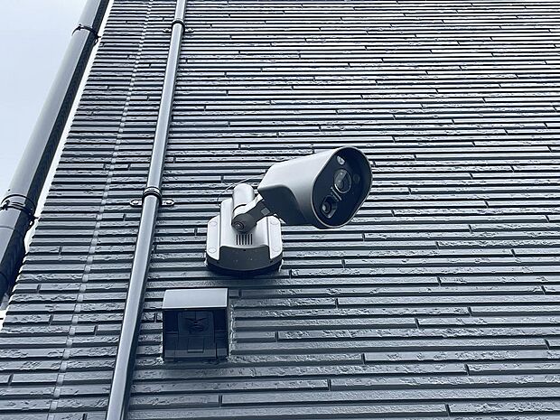 【防犯カメラ】モニター付きインターホンで確認できる防犯カメラ。子機もあるので2階にいても確認ができる安心設備。