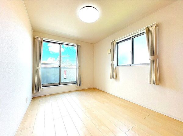 お部屋の2面に採光窓を配置し、明るく開放的な住空間を演出◎一人時間も楽しむ家族みんなが嬉しいマイホームに♪