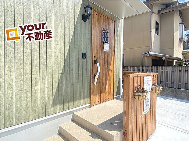 目を惹く玄関ライトがワンポイント♪