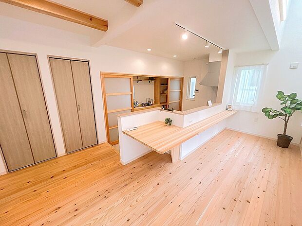 調理中のママと目が合うダイニングカウンター◎1日に起きた出来事を話しながら、ご飯を待つ穏やかな日常♪