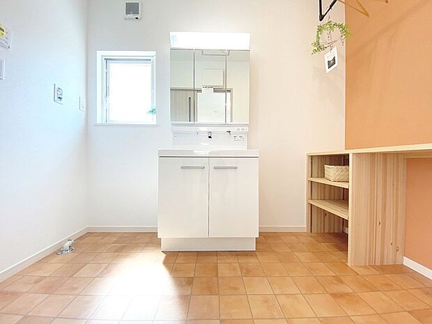 広々としたゆとりある洗面所◎アイアンを設置して簡易な洗濯物が干せたり、アイロン台を設けて家事ラク♪