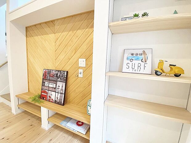 壁掛けTVは、壁内部に配管することでTV周りがスッキリと♪可動棚を利用して小物を置くことも出来ます♪