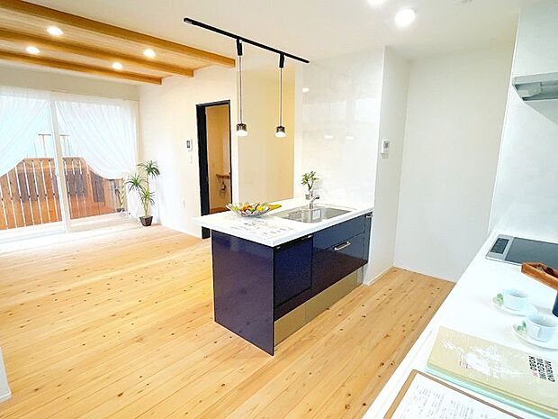 お部屋の随所にフォーカルポイントを作り、おしゃれでバランスの良い内装に仕上がりました♪