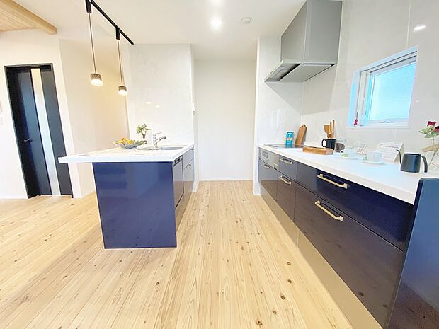 二の字キッチン♪家事動線を意識した配置で、仕込みから調理、片付けまでストレスフリーに◎