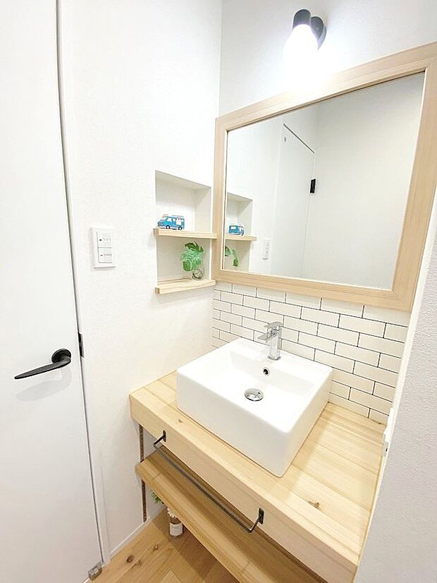 1階にある木の温もりを感じる造作洗面台♪細部までこだわった想いが詰まった邸宅♪