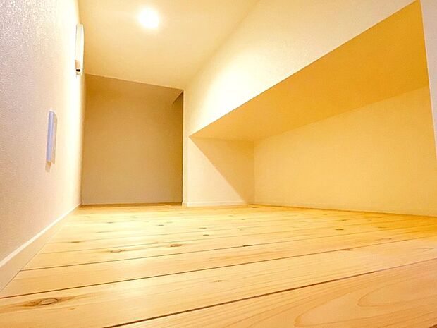 階段下収納◎お子様の秘密基地にも♪奥に入ると大人が立てるほど広くなっているのでたっぷり収納出来ます♪