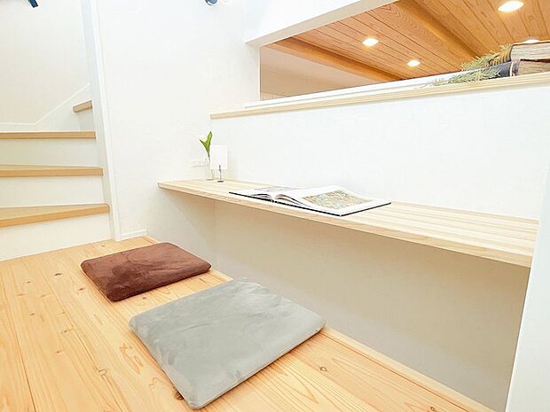 階段途中のフリースペースは大人のワークスペースやお子様の勉強机としても◎集中しやすく感性を育む空間♪