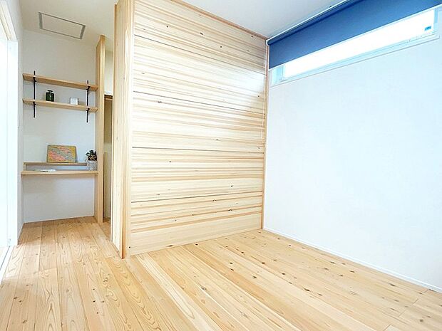 5.5帖の洋室は、お洋服をたっぷり収納出来るWICと、木の温もりが心地よいカウンターが完備◎