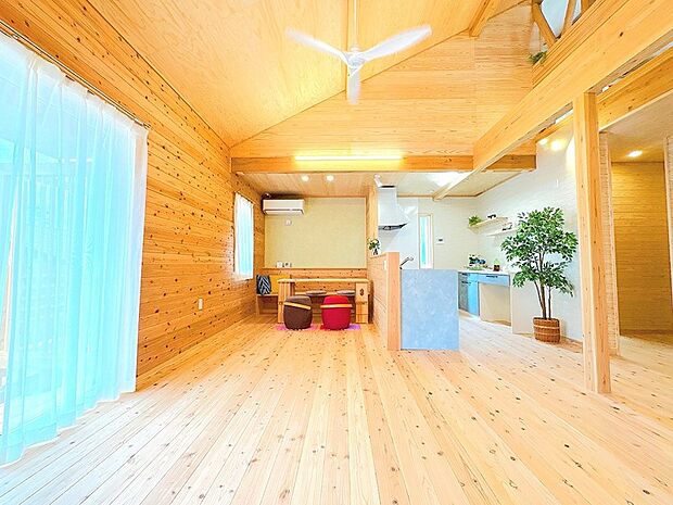 機能と設備が充実したお家♪木の温もりと匂いに包まれながら、リラックスタイムを◎