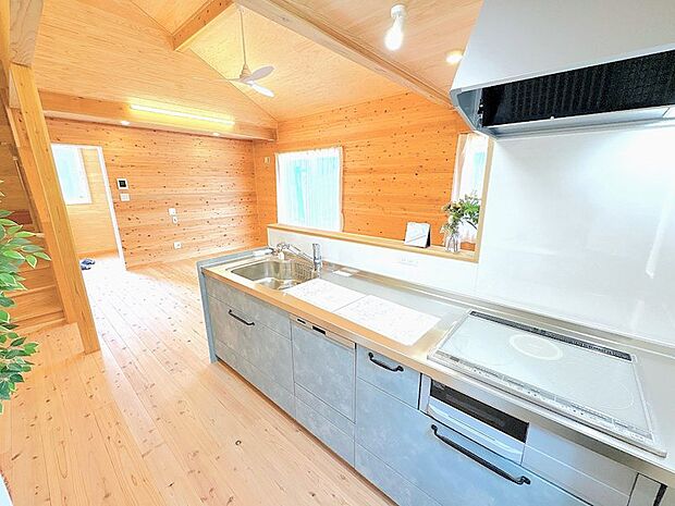 キッチンは使い勝手の良さを高めてトータル設計♪背面に設置したカップボードでよりお料理もしやすい◎