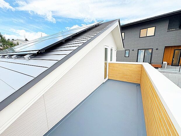 周囲は一戸建ての住宅街を望むロケーション♪朝日を浴びて一日の英気を養う時間を過ごすのもおすすめ♪