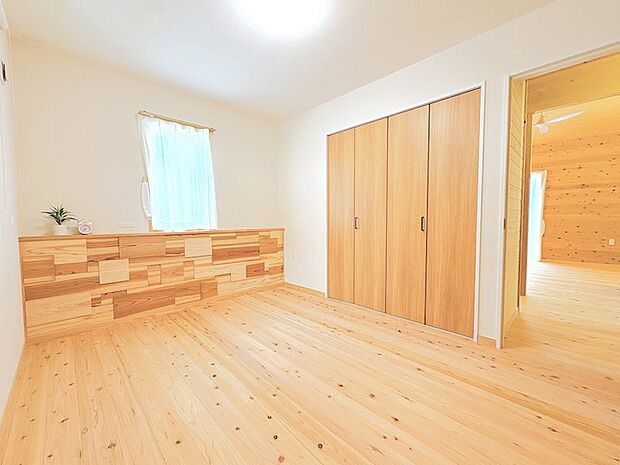 自然光が注ぐ明るい洋室♪シンプルな内装で、住んでから自分好みに仕上げる楽しみ方をご提案◎