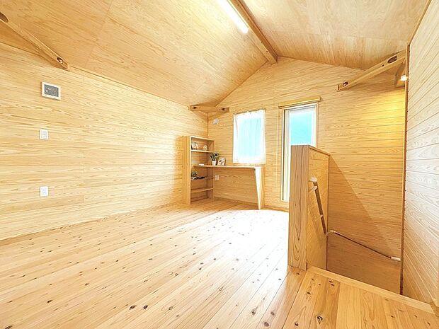 おこもり感ある2階は集中力アップ♪テレワークやお子様の勉強がはかどりそう◎