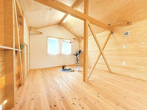 秘密基地感！寝室としてもくつろぎスペースとしても、幅広く使えそうな便利なお部屋です◎