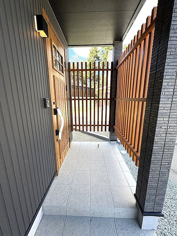 ブラック×ウッドがカッコイイ玄関◎一日の始まりと終わりを見守ってくれます◎