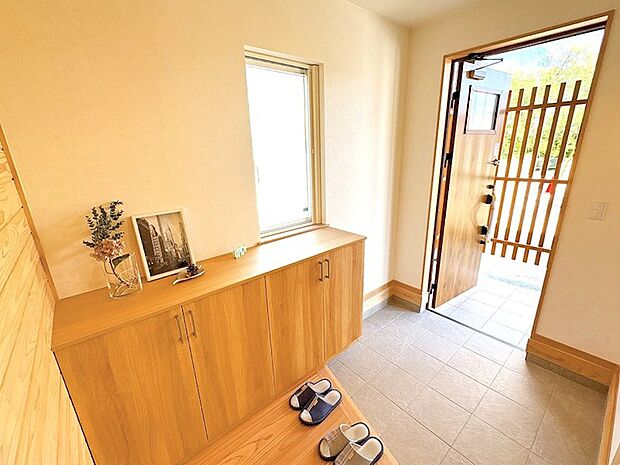 玄関には嬉しい土間収納♪季節物や子供たちの遊び道具もスッキリ収納◎