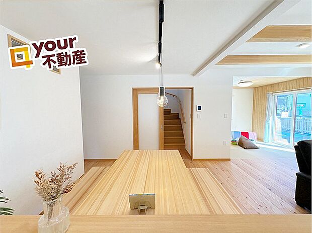 大きい窓から入る光が家の中心を照らしてくれます♪