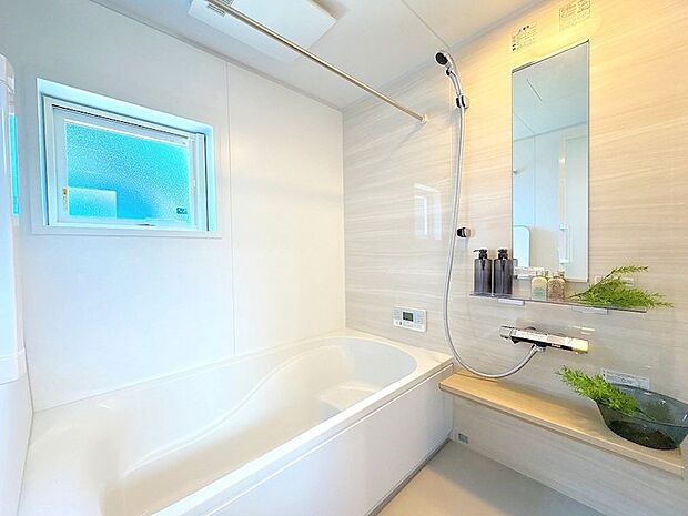 外観とは真逆の真っ白な浴室。ここで一日の疲れを取ってください♪