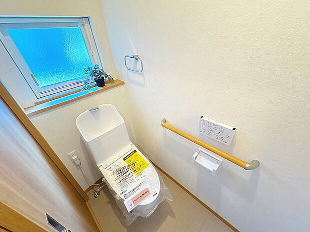 窓元には棚が◎インテリアでオシャレなトイレに♪