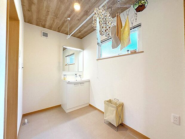 白で統一された洗面所◎清潔感溢れ、気分もスッキリ♪