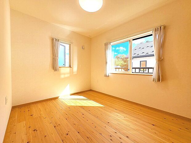 壁一面に使われる自然素材の木。見るだけで気持ちが安らぐ空間です♪