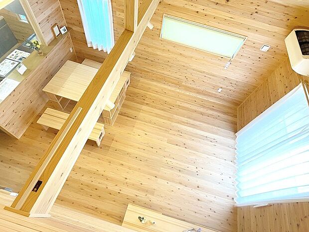 高い天井の先には開放感溢れる屋根裏からの吹抜が♪