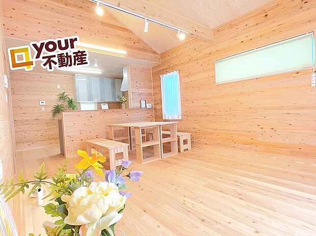 お子様が遊んでいても、ペットが遊んでいても、キッチンから見渡せる安心設計のリビング♪